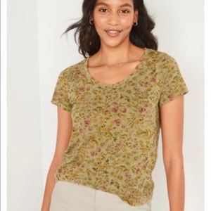 (NWT) Old Navy Scoop Floral Tee